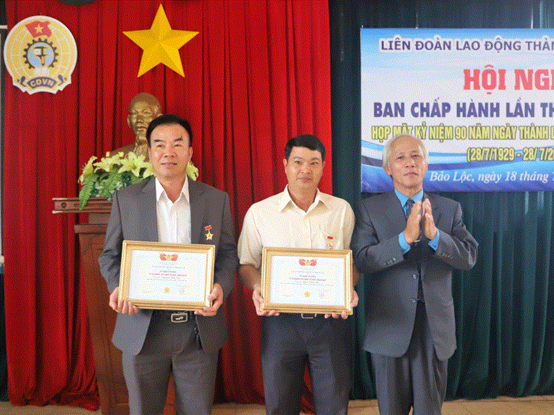 Ông Phạm Văn Được - Phó Chủ tịch LĐLĐ tỉnh trao Kỷ niệm chương cho các cá nhân