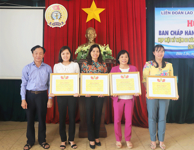 Các tập thể, cá nhân nhận Bằng khen của LĐLĐ tỉnh Lâm Đồng trao tặng