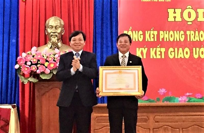 Ông Nguyễn Văn Triệu - TUV, Bí thư Thành ủy Bảo Lộc thừa ủy quyền của Thủ tướng Chính phủ tặng Bằng khen cho Ban Dân vận Thành ủy Bảo Lộc