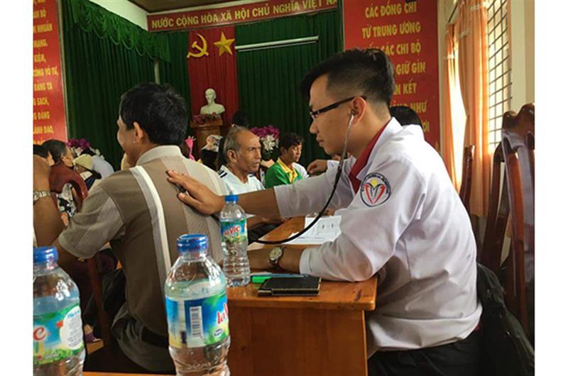 Bác sĩ Hoàng Long vừa bước sang tuổi 33 nhưng đã có thâm niên gần 9 năm công tác